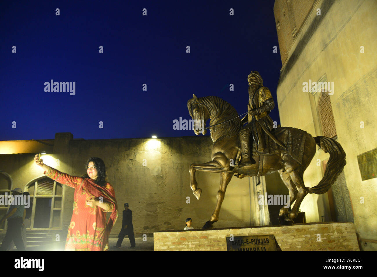 Punjab-Ministerin für Tourismus, Raja Yasir Humayun, Generaldirektor der Wall City Behörde Kamran Lashari, Bobby Singh Khalsa Sikh Bansal (SK) Stiftung Kopf und andere eröffnet nach der Platzierung der Statue des Maharaja Ranjeeth Singh während seiner 180 Todestages von Wall City Behörde zu historischen Lahore Fort organisiert. Die sieben Meter hohe Statue eines der größten Sikh Eroberer und Administratoren installiert wurde mit der Wand des Haveli Mai Jinda, wo seine geliebte Frau Maharani Feudalstaat Kaur, einst Residierte. Eigenen eingeäschert Asche Singh sind nicht weit entfernt von dem Ort, da es sich um e Stockfoto