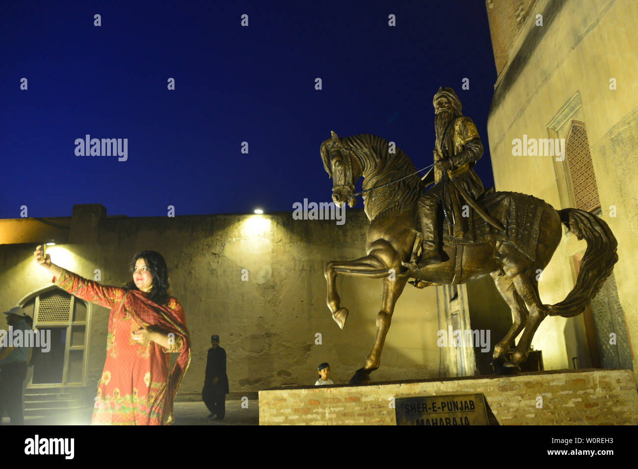 Punjab-Ministerin für Tourismus, Raja Yasir Humayun, Generaldirektor der Wall City Behörde Kamran Lashari, Bobby Singh Khalsa Sikh Bansal (SK) Stiftung Kopf und andere eröffnet nach der Platzierung der Statue des Maharaja Ranjeeth Singh während seiner 180 Todestages von Wall City Behörde zu historischen Lahore Fort organisiert. Die sieben Meter hohe Statue eines der größten Sikh Eroberer und Administratoren installiert wurde mit der Wand des Haveli Mai Jinda, wo seine geliebte Frau Maharani Feudalstaat Kaur, einst Residierte. Eigenen eingeäschert Asche Singh sind nicht weit entfernt von dem Ort, da es sich um e Stockfoto