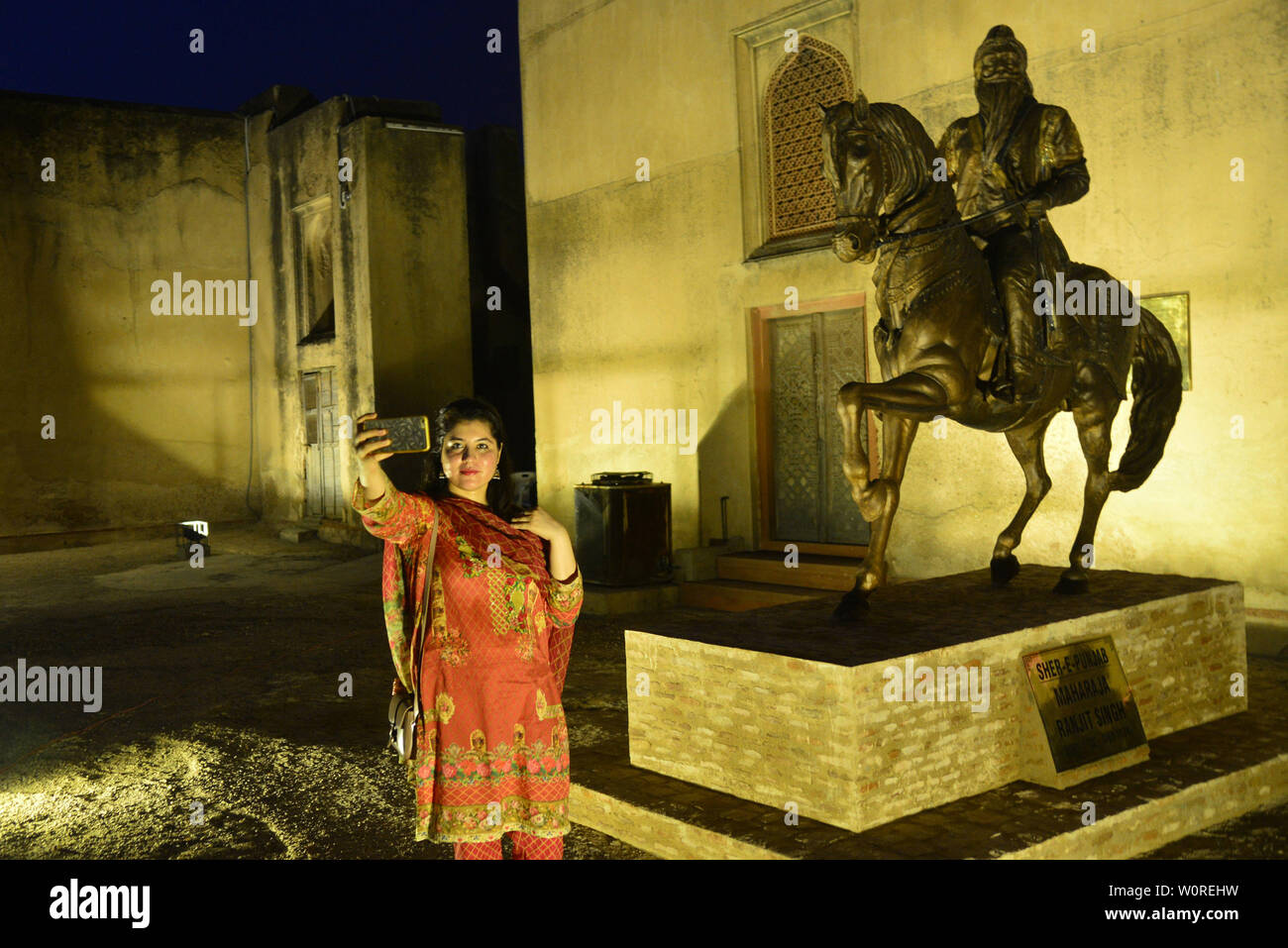 Punjab-Ministerin für Tourismus, Raja Yasir Humayun, Generaldirektor der Wall City Behörde Kamran Lashari, Bobby Singh Khalsa Sikh Bansal (SK) Stiftung Kopf und andere eröffnet nach der Platzierung der Statue des Maharaja Ranjeeth Singh während seiner 180 Todestages von Wall City Behörde zu historischen Lahore Fort organisiert. Die sieben Meter hohe Statue eines der größten Sikh Eroberer und Administratoren installiert wurde mit der Wand des Haveli Mai Jinda, wo seine geliebte Frau Maharani Feudalstaat Kaur, einst Residierte. Eigenen eingeäschert Asche Singh sind nicht weit entfernt von dem Ort, da es sich um e Stockfoto