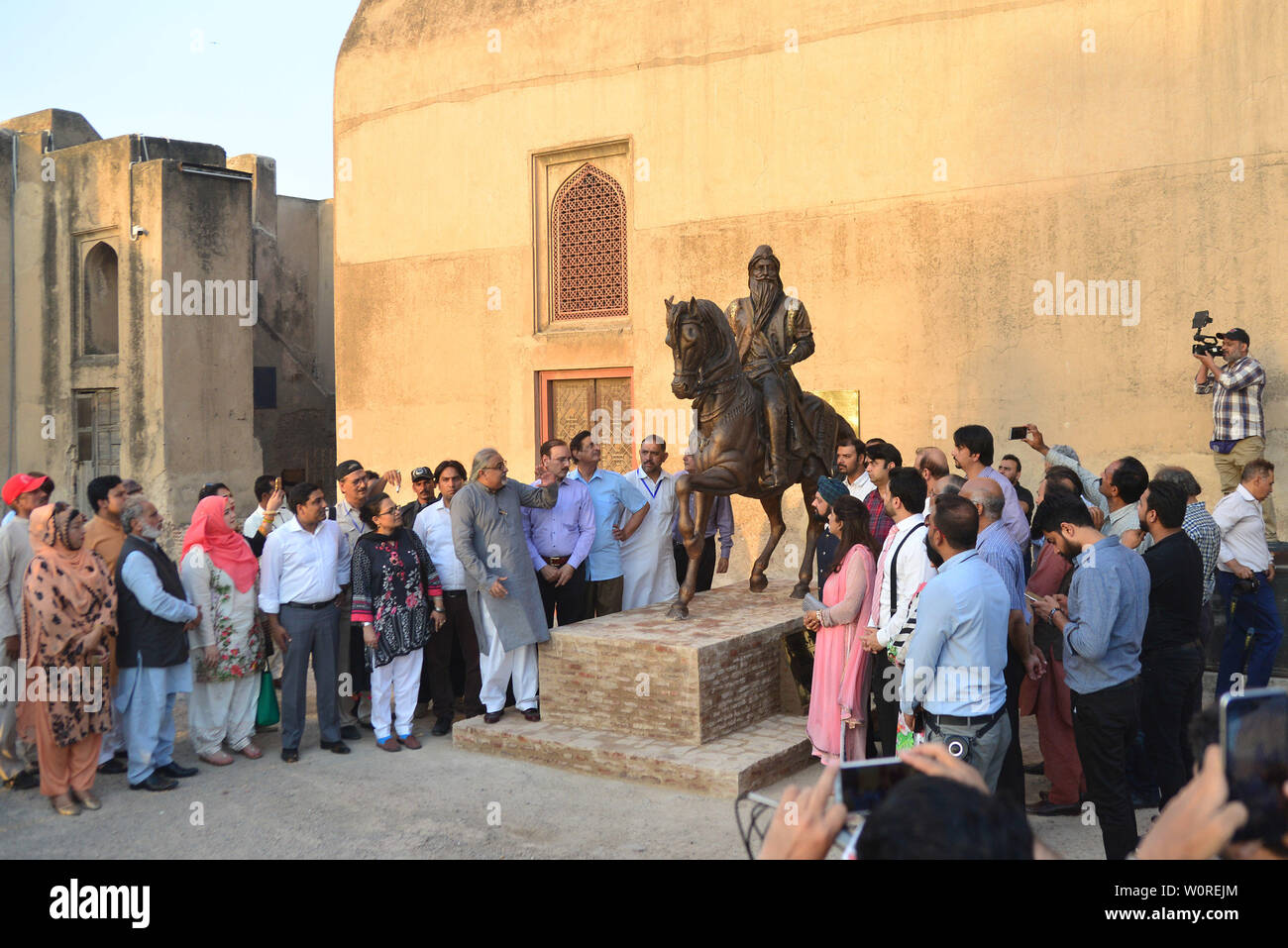 Punjab-Ministerin für Tourismus, Raja Yasir Humayun, Generaldirektor der Wall City Behörde Kamran Lashari, Bobby Singh Khalsa Sikh Bansal (SK) Stiftung Kopf und andere eröffnet nach der Platzierung der Statue des Maharaja Ranjeeth Singh während seiner 180 Todestages von Wall City Behörde zu historischen Lahore Fort organisiert. Die sieben Meter hohe Statue eines der größten Sikh Eroberer und Administratoren installiert wurde mit der Wand des Haveli Mai Jinda, wo seine geliebte Frau Maharani Feudalstaat Kaur, einst Residierte. Eigenen eingeäschert Asche Singh sind nicht weit entfernt von dem Ort, da es sich um e Stockfoto