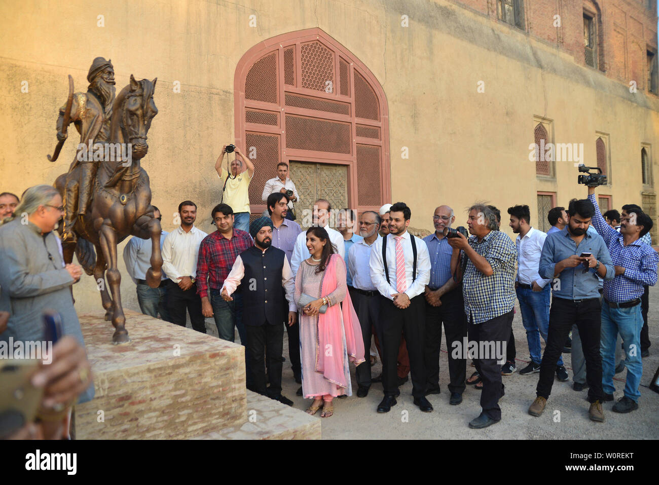 Punjab-Ministerin für Tourismus, Raja Yasir Humayun, Generaldirektor der Wall City Behörde Kamran Lashari, Bobby Singh Khalsa Sikh Bansal (SK) Stiftung Kopf und andere eröffnet nach der Platzierung der Statue des Maharaja Ranjeeth Singh während seiner 180 Todestages von Wall City Behörde zu historischen Lahore Fort organisiert. Die sieben Meter hohe Statue eines der größten Sikh Eroberer und Administratoren installiert wurde mit der Wand des Haveli Mai Jinda, wo seine geliebte Frau Maharani Feudalstaat Kaur, einst Residierte. Eigenen eingeäschert Asche Singh sind nicht weit entfernt von dem Ort, da es sich um e Stockfoto