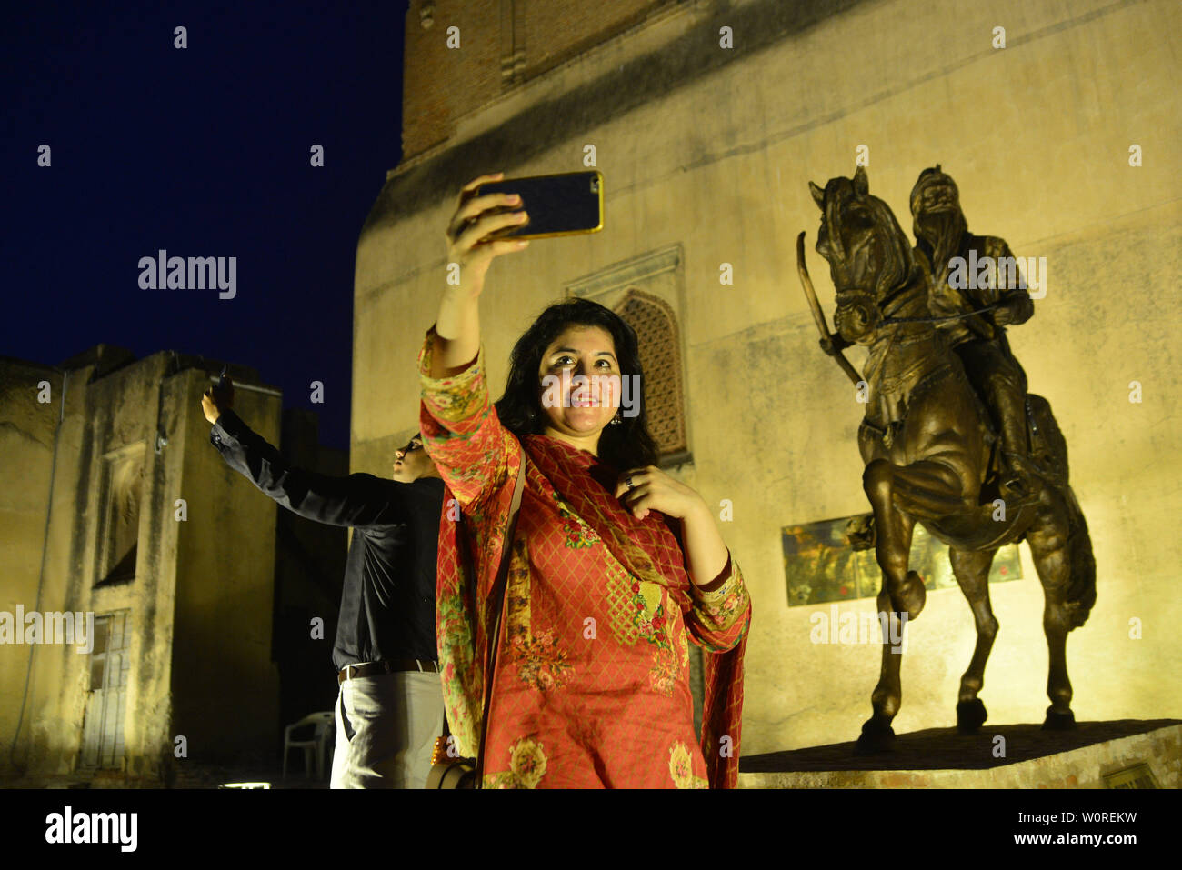 Punjab-Ministerin für Tourismus, Raja Yasir Humayun, Generaldirektor der Wall City Behörde Kamran Lashari, Bobby Singh Khalsa Sikh Bansal (SK) Stiftung Kopf und andere eröffnet nach der Platzierung der Statue des Maharaja Ranjeeth Singh während seiner 180 Todestages von Wall City Behörde zu historischen Lahore Fort organisiert. Die sieben Meter hohe Statue eines der größten Sikh Eroberer und Administratoren installiert wurde mit der Wand des Haveli Mai Jinda, wo seine geliebte Frau Maharani Feudalstaat Kaur, einst Residierte. Eigenen eingeäschert Asche Singh sind nicht weit entfernt von dem Ort, da es sich um e Stockfoto