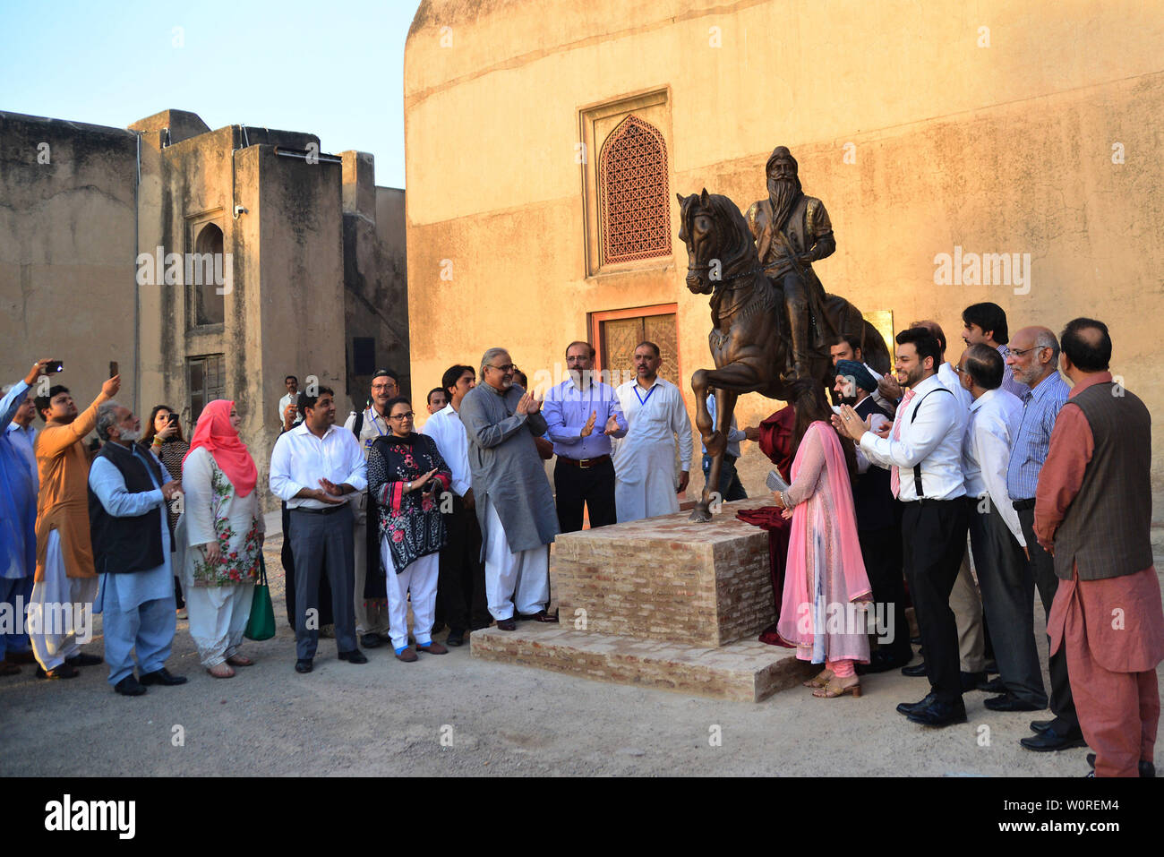 Punjab-Ministerin für Tourismus, Raja Yasir Humayun, Generaldirektor der Wall City Behörde Kamran Lashari, Bobby Singh Khalsa Sikh Bansal (SK) Stiftung Kopf und andere eröffnet nach der Platzierung der Statue des Maharaja Ranjeeth Singh während seiner 180 Todestages von Wall City Behörde zu historischen Lahore Fort organisiert. Die sieben Meter hohe Statue eines der größten Sikh Eroberer und Administratoren installiert wurde mit der Wand des Haveli Mai Jinda, wo seine geliebte Frau Maharani Feudalstaat Kaur, einst Residierte. Eigenen eingeäschert Asche Singh sind nicht weit entfernt von dem Ort, da es sich um e Stockfoto