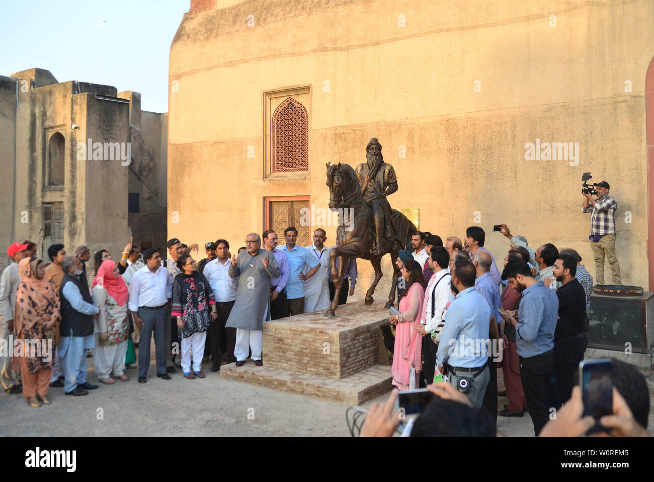 Punjab-Ministerin für Tourismus, Raja Yasir Humayun, Generaldirektor der Wall City Behörde Kamran Lashari, Bobby Singh Khalsa Sikh Bansal (SK) Stiftung Kopf und andere eröffnet nach der Platzierung der Statue des Maharaja Ranjeeth Singh während seiner 180 Todestages von Wall City Behörde zu historischen Lahore Fort organisiert. Die sieben Meter hohe Statue eines der größten Sikh Eroberer und Administratoren installiert wurde mit der Wand des Haveli Mai Jinda, wo seine geliebte Frau Maharani Feudalstaat Kaur, einst Residierte. Eigenen eingeäschert Asche Singh sind nicht weit entfernt von dem Ort, da es sich um e Stockfoto