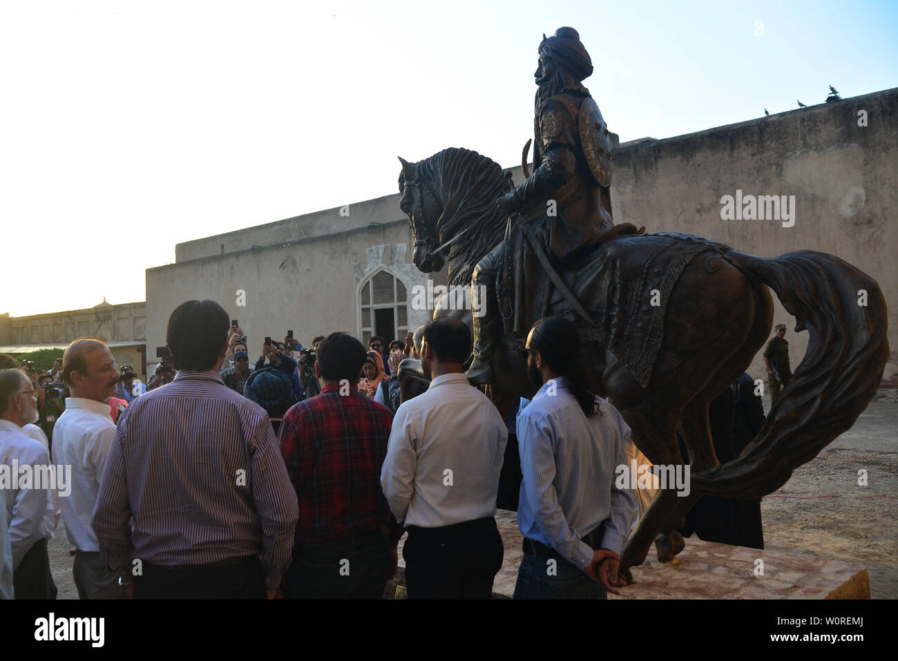 Punjab-Ministerin für Tourismus, Raja Yasir Humayun, Generaldirektor der Wall City Behörde Kamran Lashari, Bobby Singh Khalsa Sikh Bansal (SK) Stiftung Kopf und andere eröffnet nach der Platzierung der Statue des Maharaja Ranjeeth Singh während seiner 180 Todestages von Wall City Behörde zu historischen Lahore Fort organisiert. Die sieben Meter hohe Statue eines der größten Sikh Eroberer und Administratoren installiert wurde mit der Wand des Haveli Mai Jinda, wo seine geliebte Frau Maharani Feudalstaat Kaur, einst Residierte. Eigenen eingeäschert Asche Singh sind nicht weit entfernt von dem Ort, da es sich um e Stockfoto