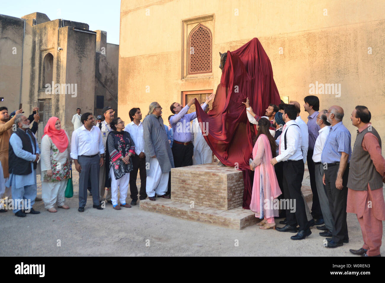 Punjab-Ministerin für Tourismus, Raja Yasir Humayun, Generaldirektor der Wall City Behörde Kamran Lashari, Bobby Singh Khalsa Sikh Bansal (SK) Stiftung Kopf und andere eröffnet nach der Platzierung der Statue des Maharaja Ranjeeth Singh während seiner 180 Todestages von Wall City Behörde zu historischen Lahore Fort organisiert. Die sieben Meter hohe Statue eines der größten Sikh Eroberer und Administratoren installiert wurde mit der Wand des Haveli Mai Jinda, wo seine geliebte Frau Maharani Feudalstaat Kaur, einst Residierte. Eigenen eingeäschert Asche Singh sind nicht weit entfernt von dem Ort, da es sich um e Stockfoto