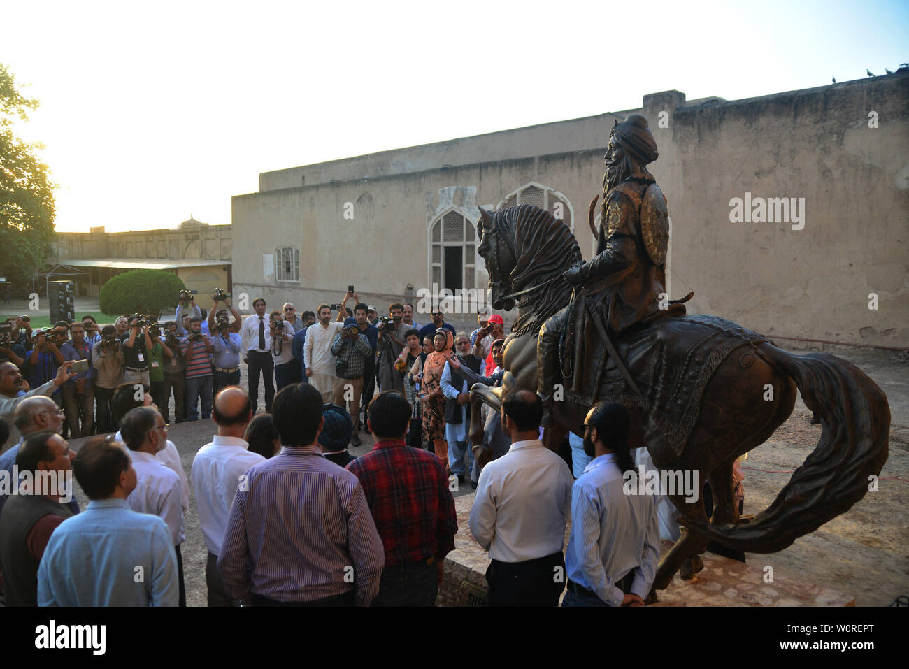Punjab-Ministerin für Tourismus, Raja Yasir Humayun, Generaldirektor der Wall City Behörde Kamran Lashari, Bobby Singh Khalsa Sikh Bansal (SK) Stiftung Kopf und andere eröffnet nach der Platzierung der Statue des Maharaja Ranjeeth Singh während seiner 180 Todestages von Wall City Behörde zu historischen Lahore Fort organisiert. Die sieben Meter hohe Statue eines der größten Sikh Eroberer und Administratoren installiert wurde mit der Wand des Haveli Mai Jinda, wo seine geliebte Frau Maharani Feudalstaat Kaur, einst Residierte. Eigenen eingeäschert Asche Singh sind nicht weit entfernt von dem Ort, da es sich um e Stockfoto