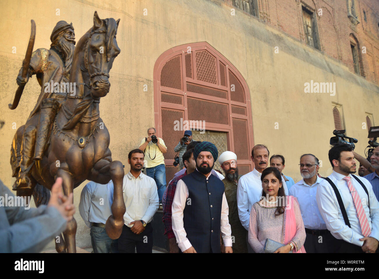 Punjab-Ministerin für Tourismus, Raja Yasir Humayun, Generaldirektor der Wall City Behörde Kamran Lashari, Bobby Singh Khalsa Sikh Bansal (SK) Stiftung Kopf und andere eröffnet nach der Platzierung der Statue des Maharaja Ranjeeth Singh während seiner 180 Todestages von Wall City Behörde zu historischen Lahore Fort organisiert. Die sieben Meter hohe Statue eines der größten Sikh Eroberer und Administratoren installiert wurde mit der Wand des Haveli Mai Jinda, wo seine geliebte Frau Maharani Feudalstaat Kaur, einst Residierte. Eigenen eingeäschert Asche Singh sind nicht weit entfernt von dem Ort, da es sich um e Stockfoto