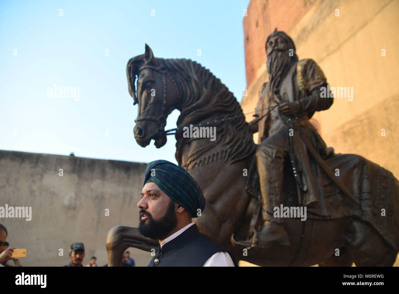 Punjab-Ministerin für Tourismus, Raja Yasir Humayun, Generaldirektor der Wall City Behörde Kamran Lashari, Bobby Singh Khalsa Sikh Bansal (SK) Stiftung Kopf und andere eröffnet nach der Platzierung der Statue des Maharaja Ranjeeth Singh während seiner 180 Todestages von Wall City Behörde zu historischen Lahore Fort organisiert. Die sieben Meter hohe Statue eines der größten Sikh Eroberer und Administratoren installiert wurde mit der Wand des Haveli Mai Jinda, wo seine geliebte Frau Maharani Feudalstaat Kaur, einst Residierte. Eigenen eingeäschert Asche Singh sind nicht weit entfernt von dem Ort, da es sich um e Stockfoto