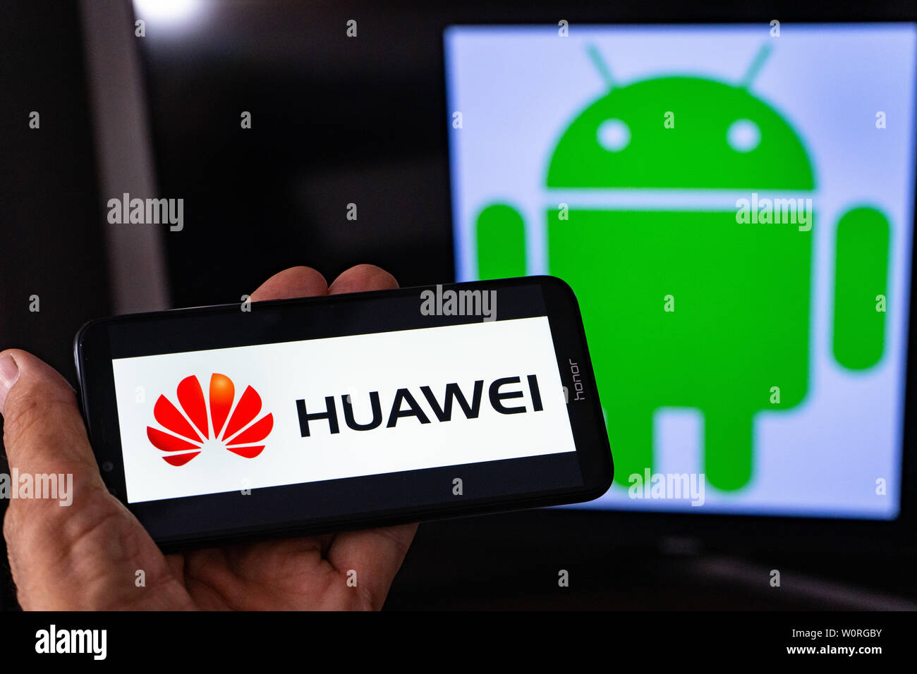 Magdeburg Deutschland - Juni 2019: ein Mann hält ein Android Smartphone Ehren. Auf dem Bildschirm, die huawei Logo vor der Android Logo. Google beschränken Stockfoto