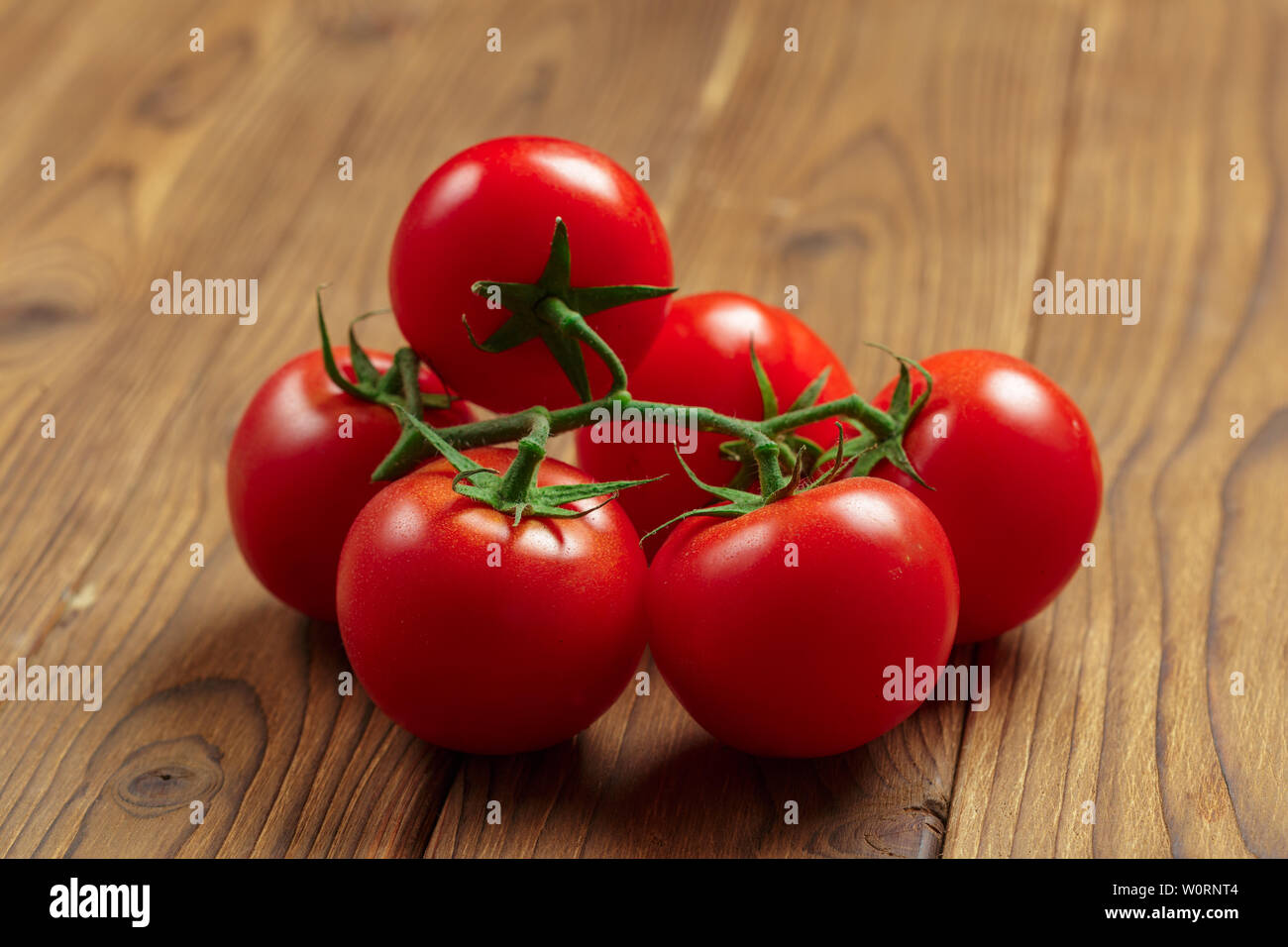 reife Tomaten auf Holz Hintergrund Stockfoto