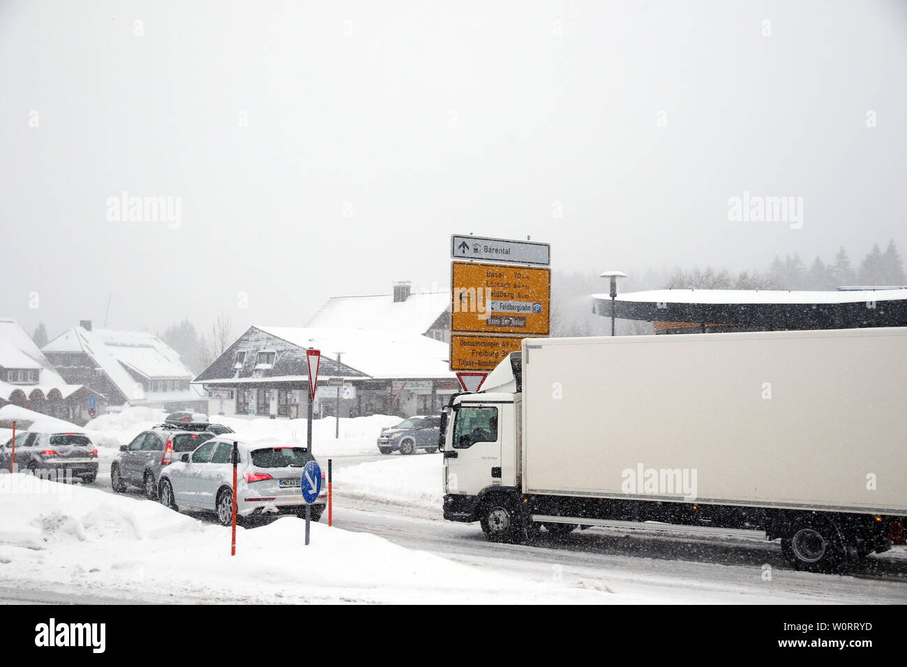 Wintereinbruch im Hochschwarzwald (Baden-Württemberg) - in der Feldbergregion ist der Winter mit kräftigen Schneeschauern zurückgekehrt. Wie hier in Feldberg-Bärental kommt es nach massiven Schneefällen am Samstagvormittag zu erheblichen Verkehrsproblemen. Räumfahrzeuge sind im Einsatz, doch sterben sterben Räumarbeiten steckengebliebenen Autofahrer verhindern. Busse mussten Schneeketten montieren, querstehende LKW mit glatten Reifen taten ihr Übriges. Stockfoto