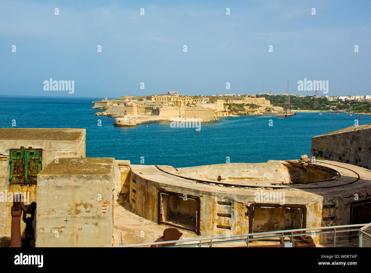 Panorama Blick von Fort St. Elmo Halbinsel Festung in Valletta auf den Grand Harbour und Meer Stockfoto