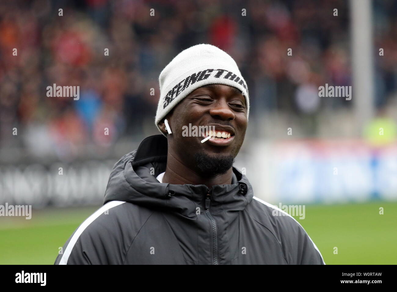 Jean-Kevin Augustin (Leipzig) mit Lolli im Mund vor dem Spiel der 1. BL: 17-18 - 19. Spieltag - SC Freiburg gegen RB Leipzig Stockfoto