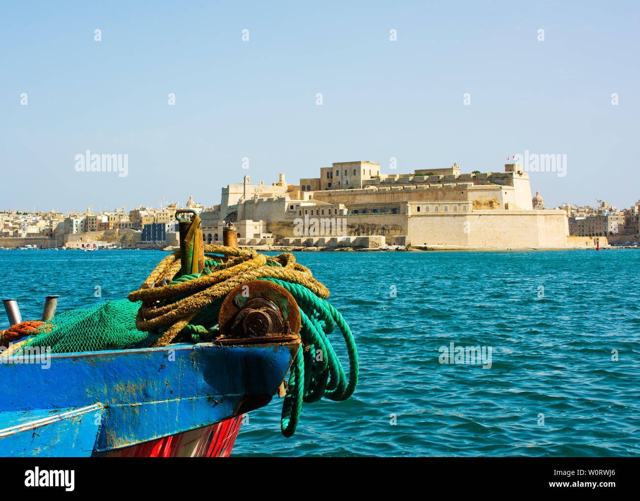 Fischerboot und Blick über den Grand Harbour in Valletta, Malta Stockfoto