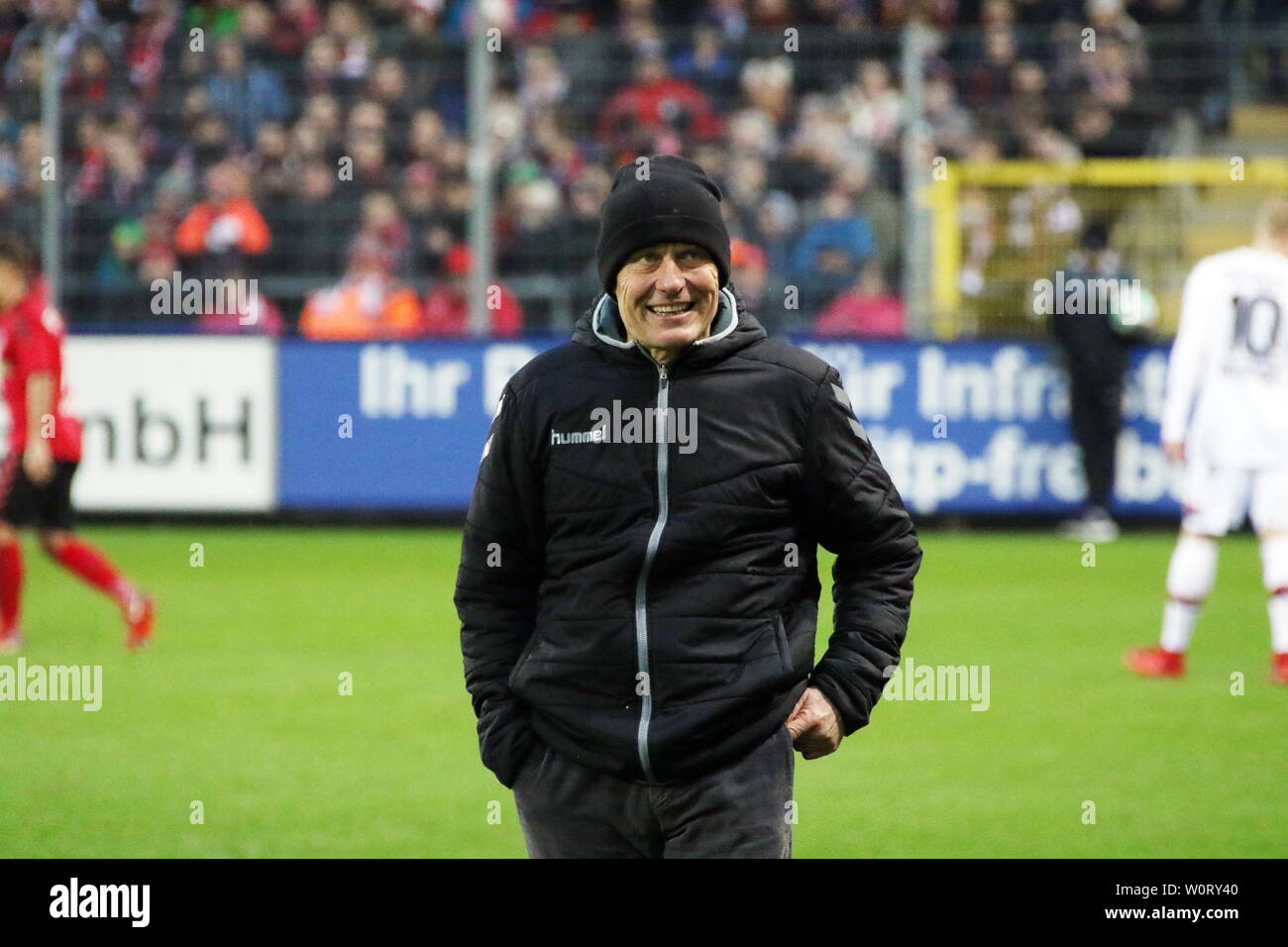 Ballt die Faust bei einer Schiedsrichter-Entscheidung: Trainer Christian Streich (Freiburg), 1. BL: 17-18 - 21. Spieltag - SC Freiburg gegen Bayer 04 Leverkusen. Stockfoto