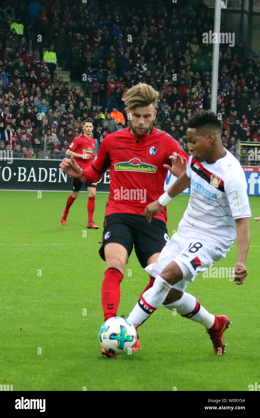 V. LI. im Zweikampf #f9 und Wendell (Bayer 04 Leverkusen) 1. BL: 17-18 - 21. Spieltag - SC Freiburg gegen Bayer 04 Leverkusen. Stockfoto