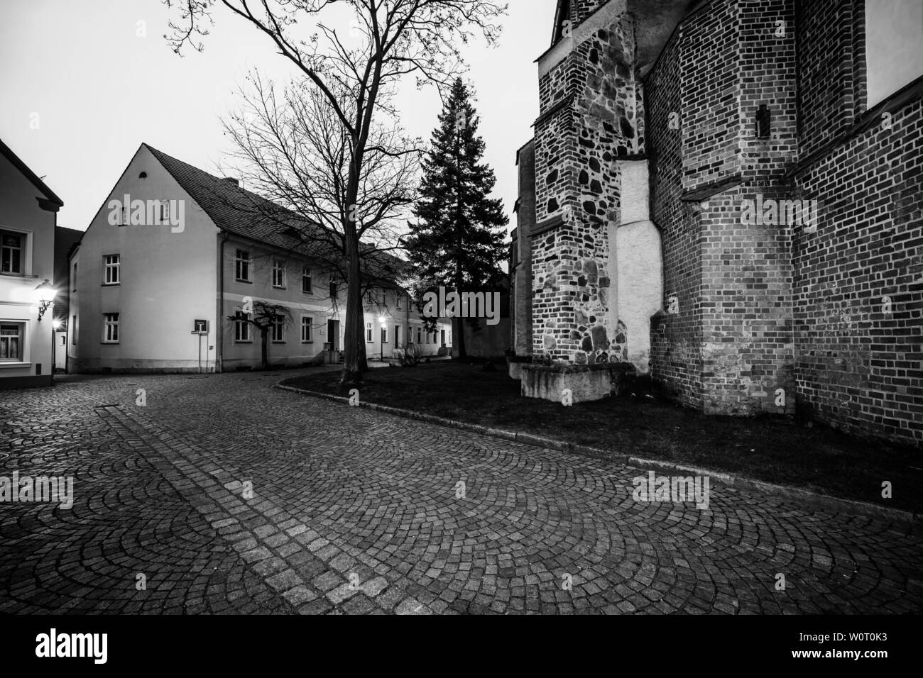 SENFTENBERG, Deutschland - Februar 08, 2018: Nacht Straßen der Altstadt. Die antike Stadt Senftenberg. Bundesland Brandenburg. Zuerst in der Chronik im Jahre 1276 erwähnt. Schwarz und Weiß. Stockfoto