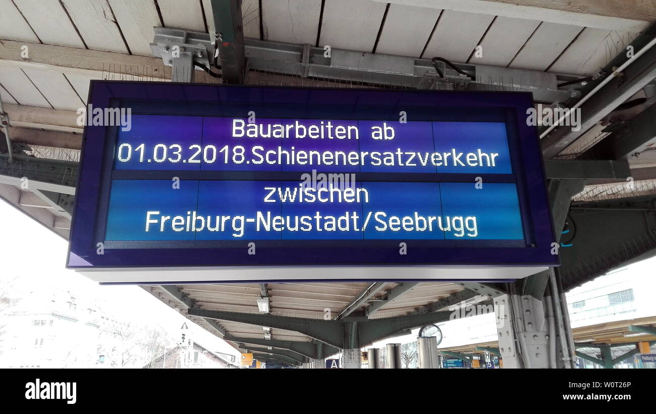Seit heute (1. März 2018) gilt auf der Höllentalbahn zwischen Freiburg/Brsg. und Titisee-Neustadt/Seebrugg Schienenersatzverkehr (SEV). Alle Reisenden müssen auf Busse ausweichen oder vom Hochschwarzwald aus im PKW die Anreise in den Breisgau vornehmen. Die streckensperrung dauert volle acht Monate und wird zwischen Freiburg und Titisee-Neustadt/Seebrugg Forst zum 31. Oktober 2018 aufgehoben. In Freiburg werden Pendler und Fernreisende in großen Hinweistafeln auf den Schienenersatzverkehr hingewiesen. Stockfoto