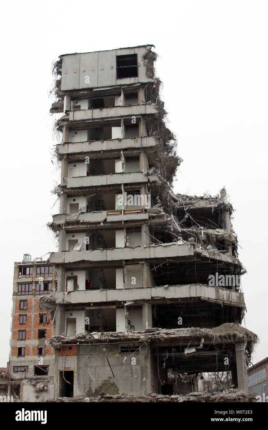 Wie ausgebombt präsentiert sich 5/6 des Abriss das Volksbankgebäude in der Bismarckallee/Eisenbahnstraße in Freiburg/Brsg. Stockfoto