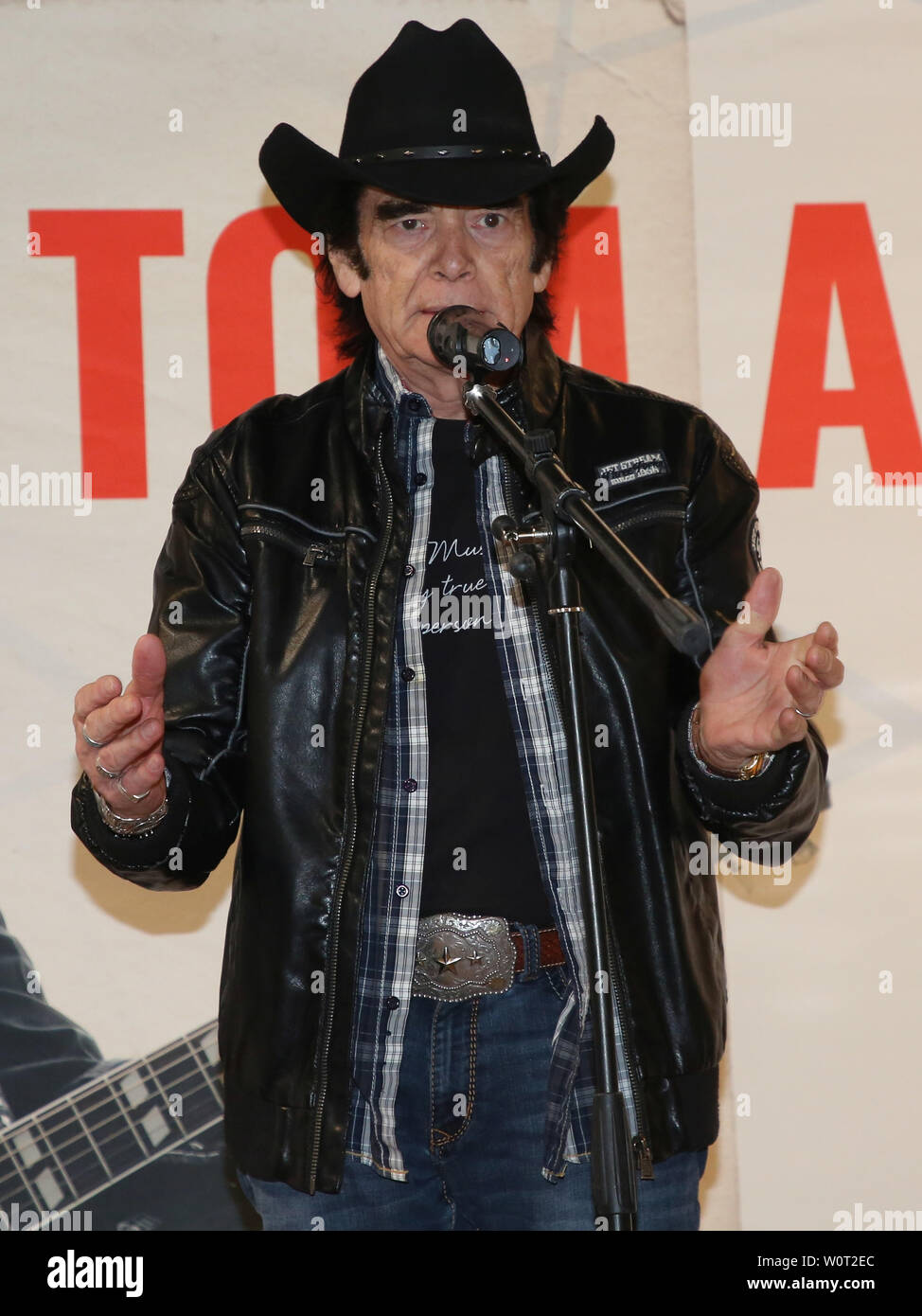 Tom Astor bei einem Live-Auftritt mit Autogrammstunde am 03.03.2018 in Magdeburg. Stockfoto