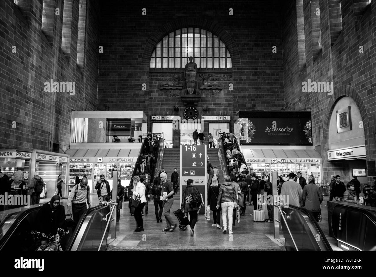 STUTTGART, DEUTSCHLAND - MÄRZ 04, 2017: Innenraum der Gebäude des Hauptbahnhofs. Schwarz und Weiß. Stockfoto