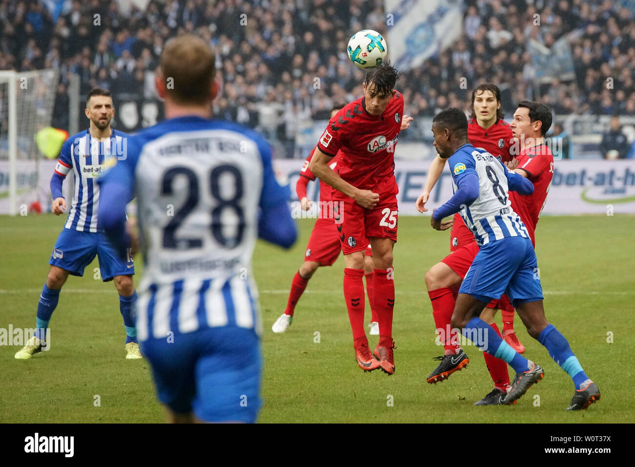 Kopfball/Kopfballduell: Robin Koch (Freiburg) klärt vor dem Anstürmenden Salomon Kalou (Hertha Berlin), Nicolas Höfler (Freiburg) und Söyüncü Çaglar (Freiburg) brauchen nicht mehr einzugreifen, 1. BL: 17-18 - 26. Spieltag Hertha BSC Berlin - SC Freiburg Stockfoto