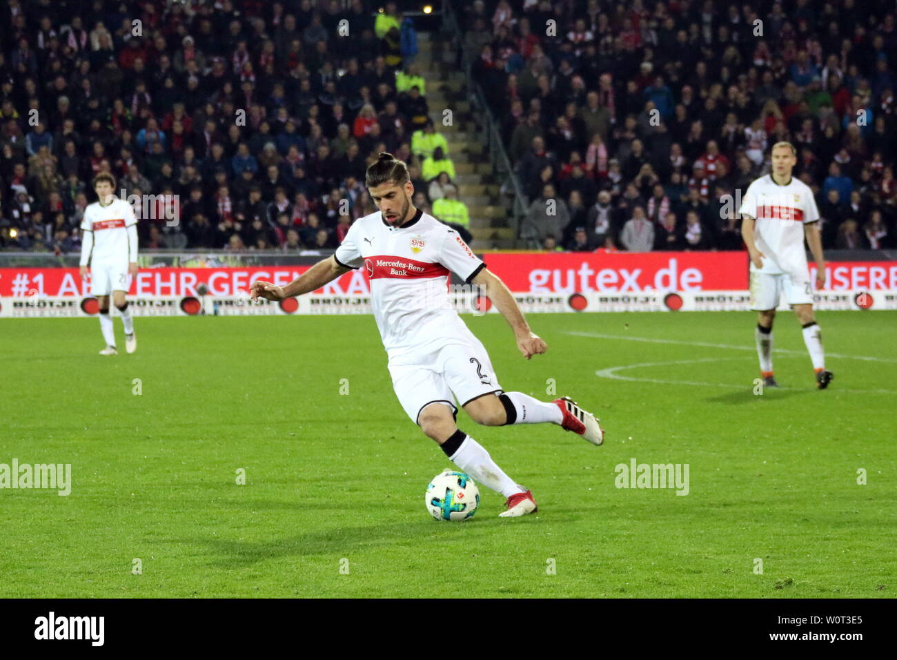 Emiliano Insúa (VfB Stuttgart), 1. BL: 17-18-27. Spieltag - SC Freiburg vs VfB Stuttgart Stockfoto