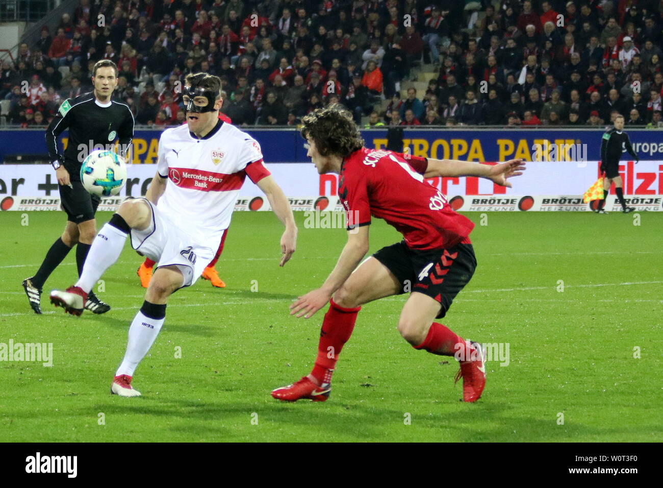 V. LI. im Zweikampf Christian Gentner (VfB Stuttgart), vs Caglar Söyüncü (Freiburg), 1. BL: 17-18-27. Spieltag - SC Freiburg vs VfB Stuttgart Stockfoto