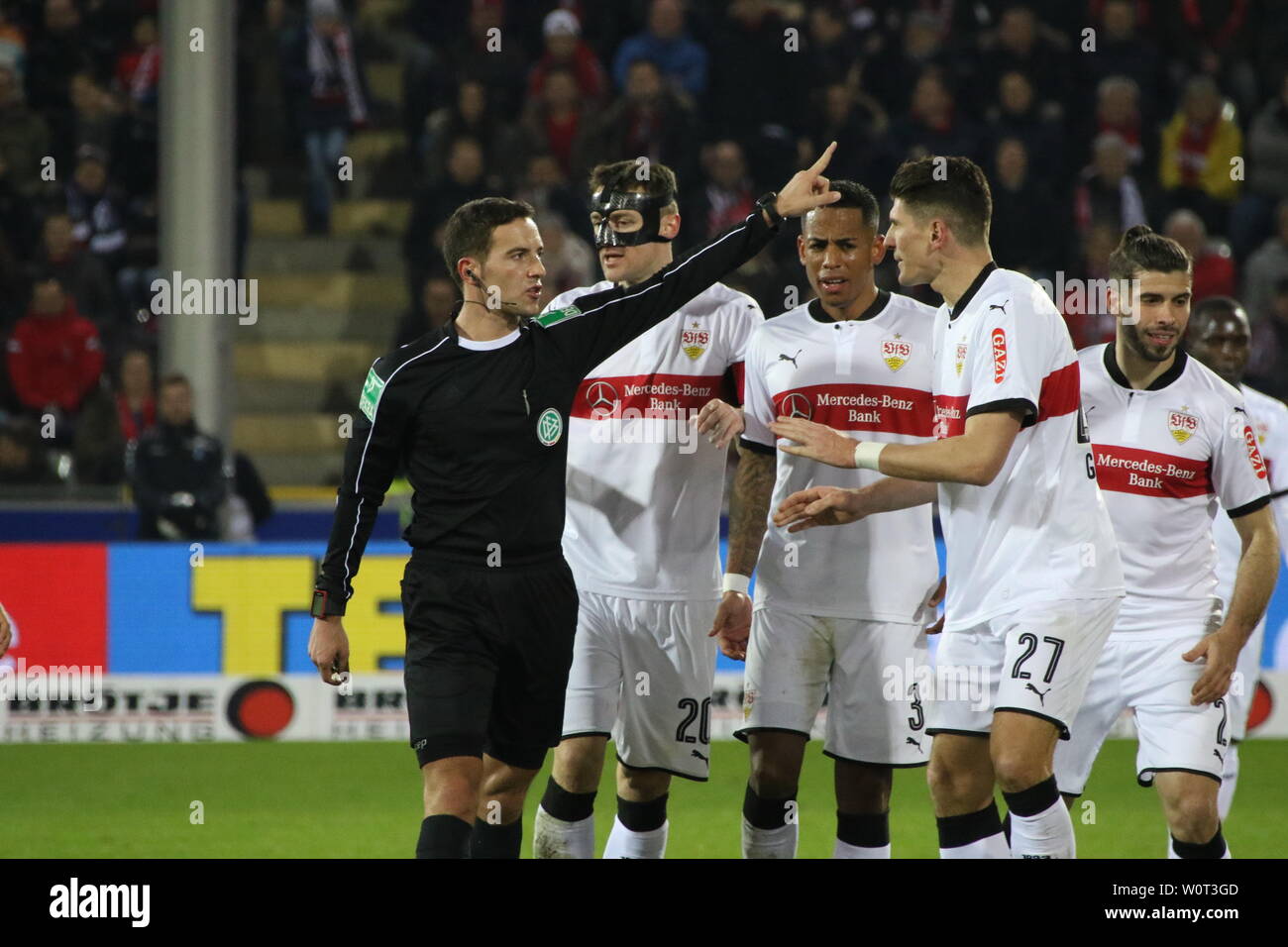 Schiedsrichter Benjamin Brand (Unterspiesheim) mit den VfB-Spielern Mario Gomez (VfB Stuttgart), Dennis Aogo (VfB Stuttgart), Christian Gentner (VfB Stuttgart), Emiliano Insúa (VfB Stuttgart), 1. BL: 17-18-27. Spieltag - SC Freiburg vs VfB Stuttgart Stockfoto