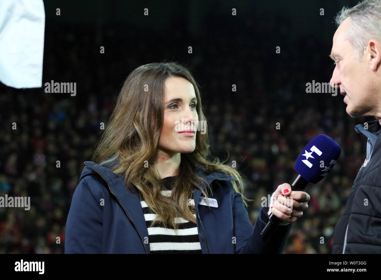 Moderatorin Birgit Nössing mit Trainer Christian Streich (Freiburg), 1. BL: 17-18-27. Spieltag - SC Freiburg vs VfB Stuttgart Stockfoto