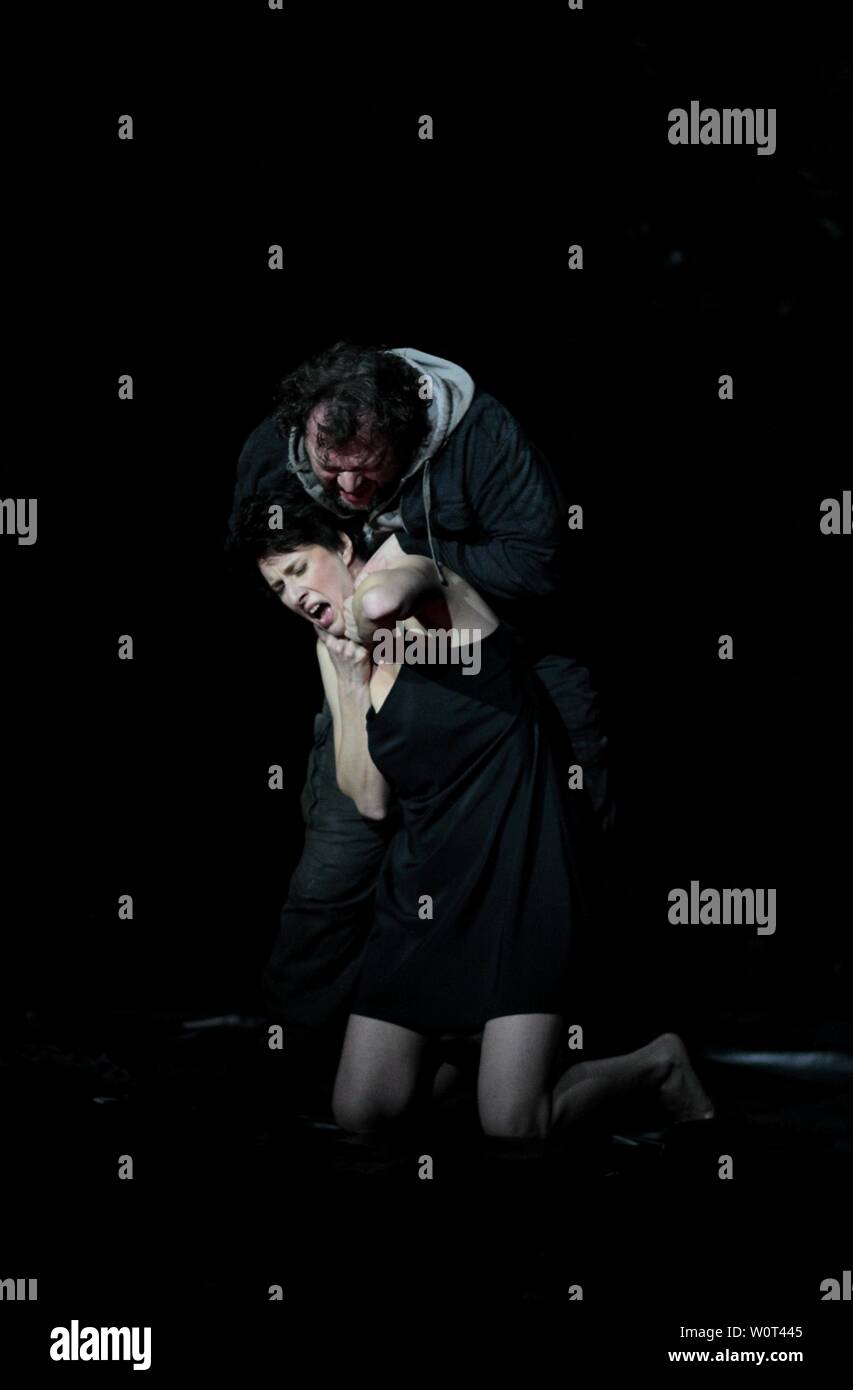 Bin 17. März 2018 fand an der Oper Leipzig sterben Uraufführung von Richard Wagners Oper "Tannhäuser und der Sängerkrieg auf der Wartburg" unter der Regie von Calixto Bieito, statt. Es handelt sich um eine Koproduktion der Oper Vlaanderen und des Teatro La Fenice di Venezia. Rebecca Ringst und Ingo Krügler gestalteten Bühne und Kostüme. Hauptpartien wurden mit Burkhard Fritz (Tenor), Elisabet Strid (Sopran) und Kathrin Göring (Mezzosopran) besetzt. Musikalische Leitung lag in den Händen des Intendanten und Generalmusikdirektors der Oper Leipzig sterben, Prof. Ulf Schirmer. Stockfoto