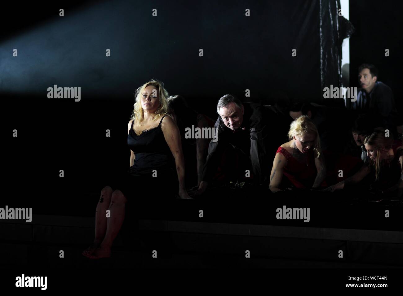 Bin 17. März 2018 fand an der Oper Leipzig sterben Uraufführung von Richard Wagners Oper "Tannhäuser und der Sängerkrieg auf der Wartburg" unter der Regie von Calixto Bieito, statt. Es handelt sich um eine Koproduktion der Oper Vlaanderen und des Teatro La Fenice di Venezia. Rebecca Ringst und Ingo Krügler gestalteten Bühne und Kostüme. Hauptpartien wurden mit Burkhard Fritz (Tenor), Elisabet Strid (Sopran) und Kathrin Göring (Mezzosopran) besetzt. Musikalische Leitung lag in den Händen des Intendanten und Generalmusikdirektors der Oper Leipzig sterben, Prof. Ulf Schirmer. Stockfoto