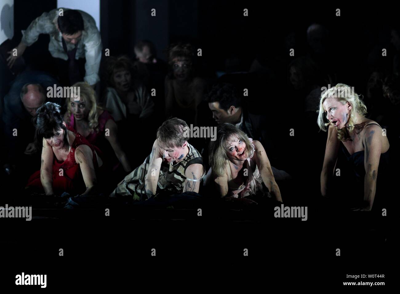 Bin 17. März 2018 fand an der Oper Leipzig sterben Uraufführung von Richard Wagners Oper "Tannhäuser und der Sängerkrieg auf der Wartburg" unter der Regie von Calixto Bieito, statt. Es handelt sich um eine Koproduktion der Oper Vlaanderen und des Teatro La Fenice di Venezia. Rebecca Ringst und Ingo Krügler gestalteten Bühne und Kostüme. Hauptpartien wurden mit Burkhard Fritz (Tenor), Elisabet Strid (Sopran) und Kathrin Göring (Mezzosopran) besetzt. Musikalische Leitung lag in den Händen des Intendanten und Generalmusikdirektors der Oper Leipzig sterben, Prof. Ulf Schirmer. Stockfoto