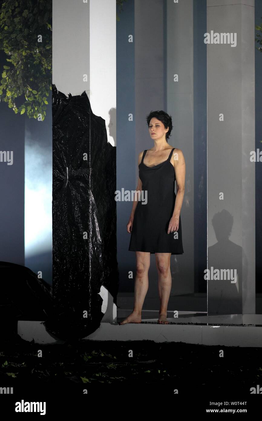 Bin 17. März 2018 fand an der Oper Leipzig sterben Uraufführung von Richard Wagners Oper "Tannhäuser und der Sängerkrieg auf der Wartburg" unter der Regie von Calixto Bieito, statt. Es handelt sich um eine Koproduktion der Oper Vlaanderen und des Teatro La Fenice di Venezia. Rebecca Ringst und Ingo Krügler gestalteten Bühne und Kostüme. Hauptpartien wurden mit Burkhard Fritz (Tenor), Elisabet Strid (Sopran) und Kathrin Göring (Mezzosopran) besetzt. Musikalische Leitung lag in den Händen des Intendanten und Generalmusikdirektors der Oper Leipzig sterben, Prof. Ulf Schirmer. Stockfoto