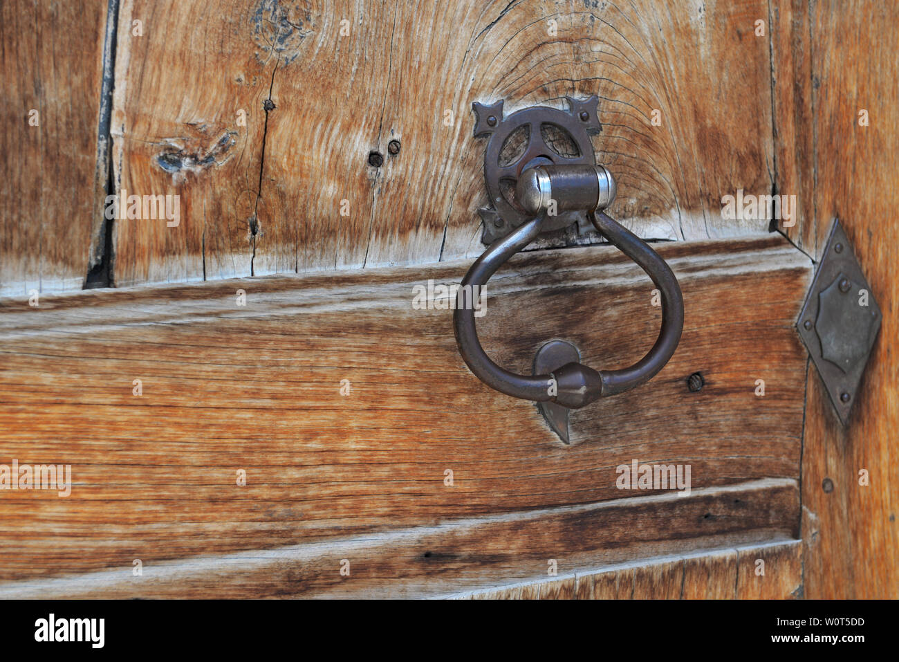 In der Nähe von Metall auf eine alte hölzerne Tür klopfen Stockfoto