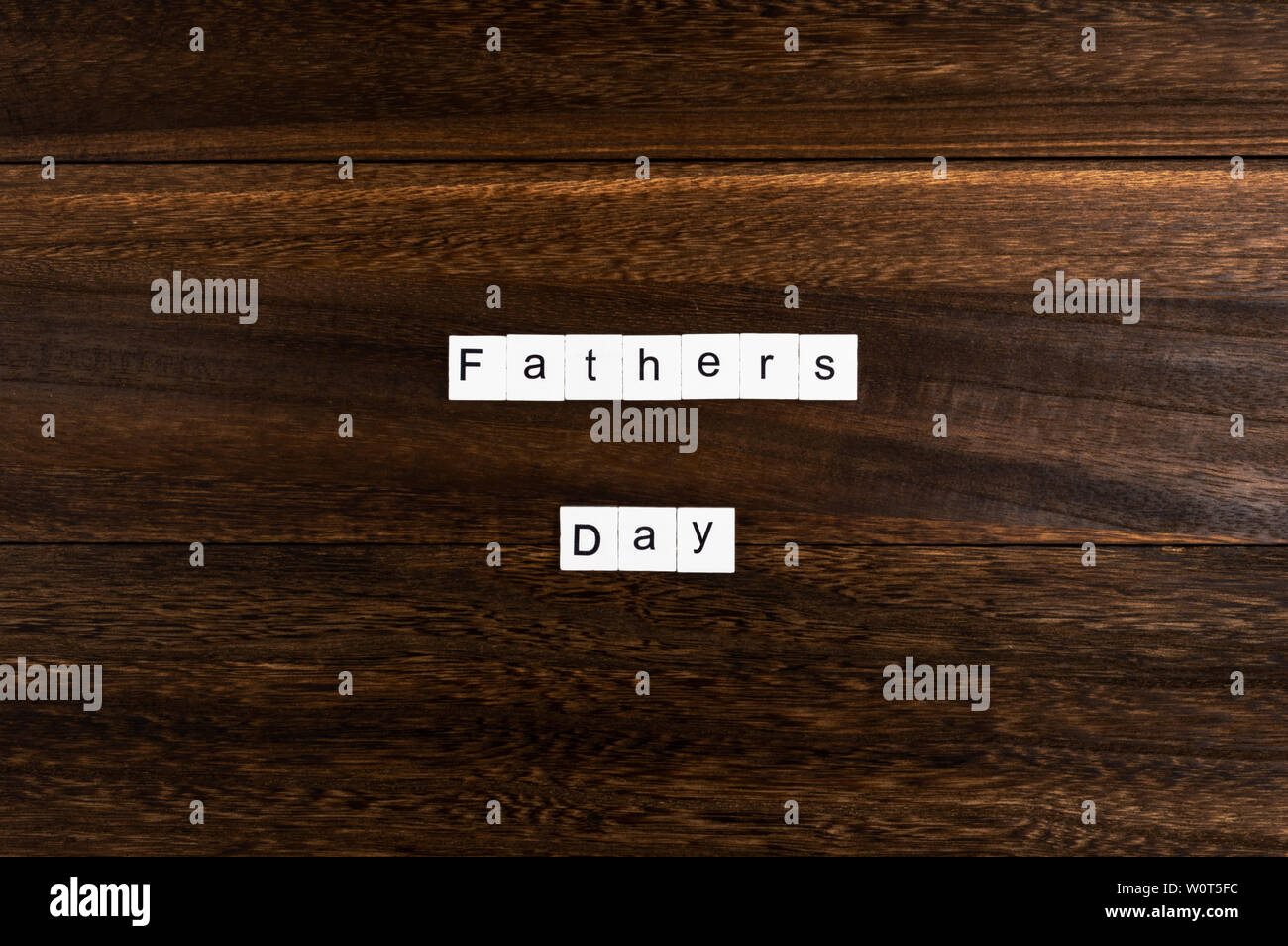 Vatertag Englisch schreiben Quadrate auf Holz- literarischen Hintergrund Stockfoto