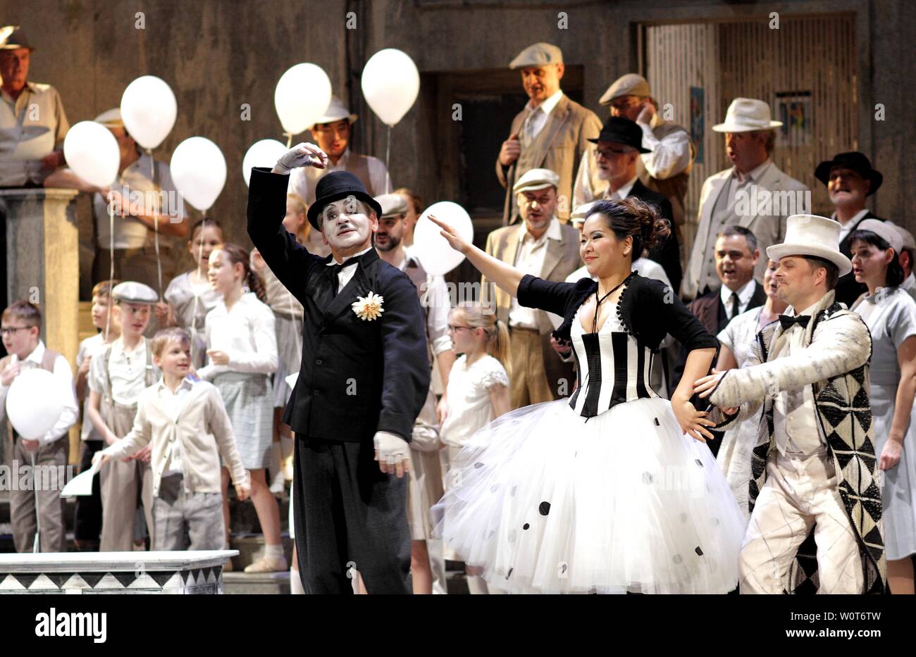 Ruggero Leoncavallos Oper "Pagliacci" ("Der Bajazzo") ist am 7. April 2018 an der Oper Leipzig als Bestandteil eines Doppelabends in der Regie von Anthony Pilavachi zu erleben.Die musikalische Leitung des Gewandhausorchesters Balatonfüred in den Händen von Kapellmeister Christoph Gedschold. Die Besetzung besteht u.a. aus Zoran Todorovich (Tenor) als Canio und Eun Yee You (Sopran) als Nedda. Stockfoto