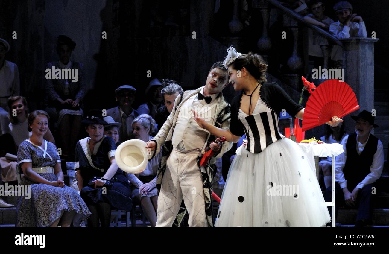 Ruggero Leoncavallos Oper "Pagliacci" ("Der Bajazzo") ist am 7. April 2018 an der Oper Leipzig als Bestandteil eines Doppelabends in der Regie von Anthony Pilavachi zu erleben.Die musikalische Leitung des Gewandhausorchesters Balatonfüred in den Händen von Kapellmeister Christoph Gedschold. Die Besetzung besteht u.a. aus Zoran Todorovich (Tenor) als Canio und Eun Yee You (Sopran) als Nedda. Stockfoto