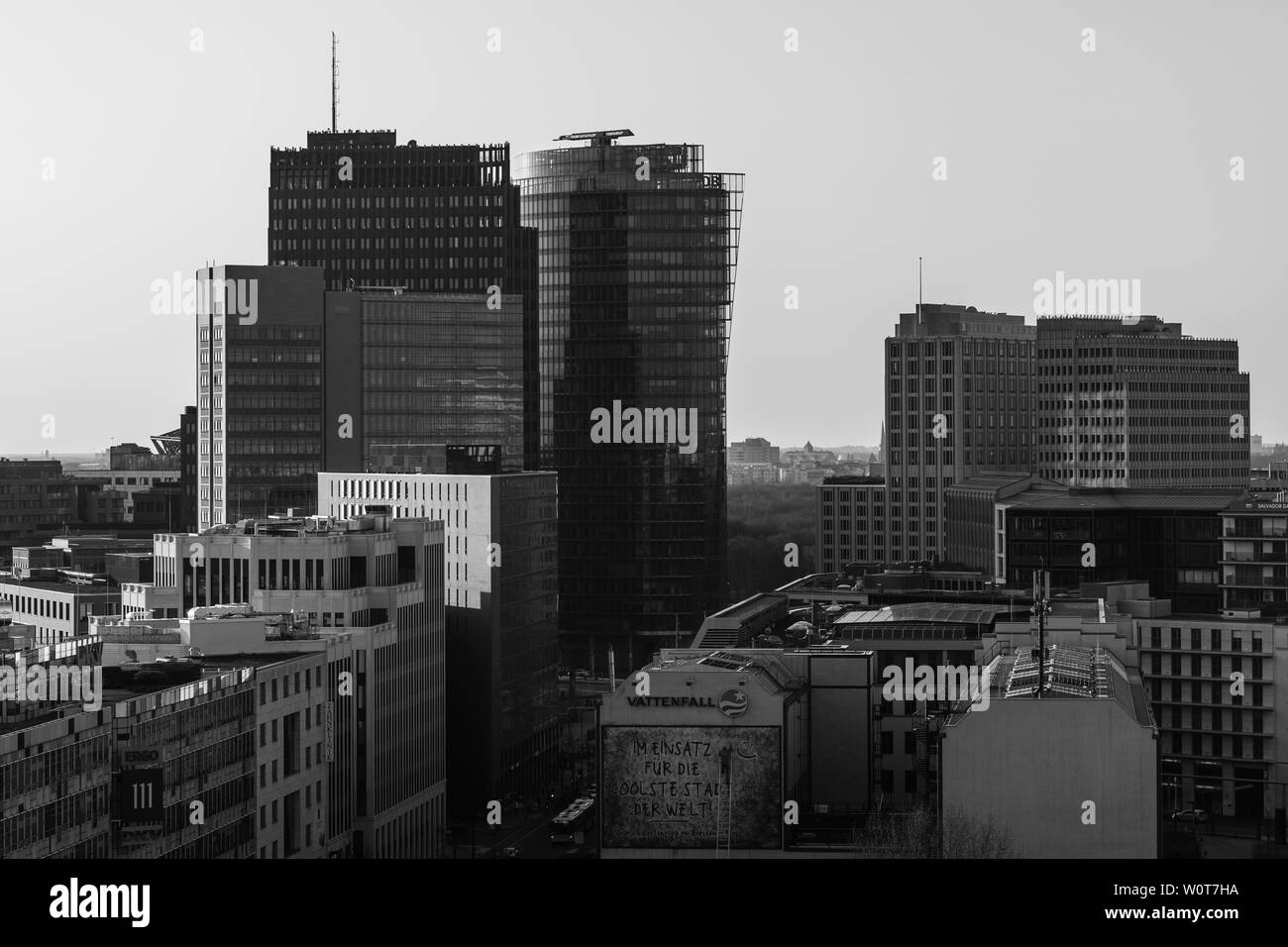 BERLIN, DEUTSCHLAND - April 08, 2018: Aus der Vogelperspektive moderne Hochhäuser am Potsdamer Platz. Schwarz und Weiß. Stockfoto