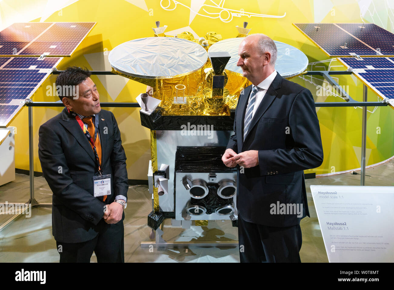 "ILA Backstage" Masaki Fujimoto (ISAS JAXA) und der Ministerpräsident des Landes Brandenburg, Dr. Dietmar Woidke unterhalten sich vor dem Modell der Raumsonde Hayabusa 2. Stockfoto