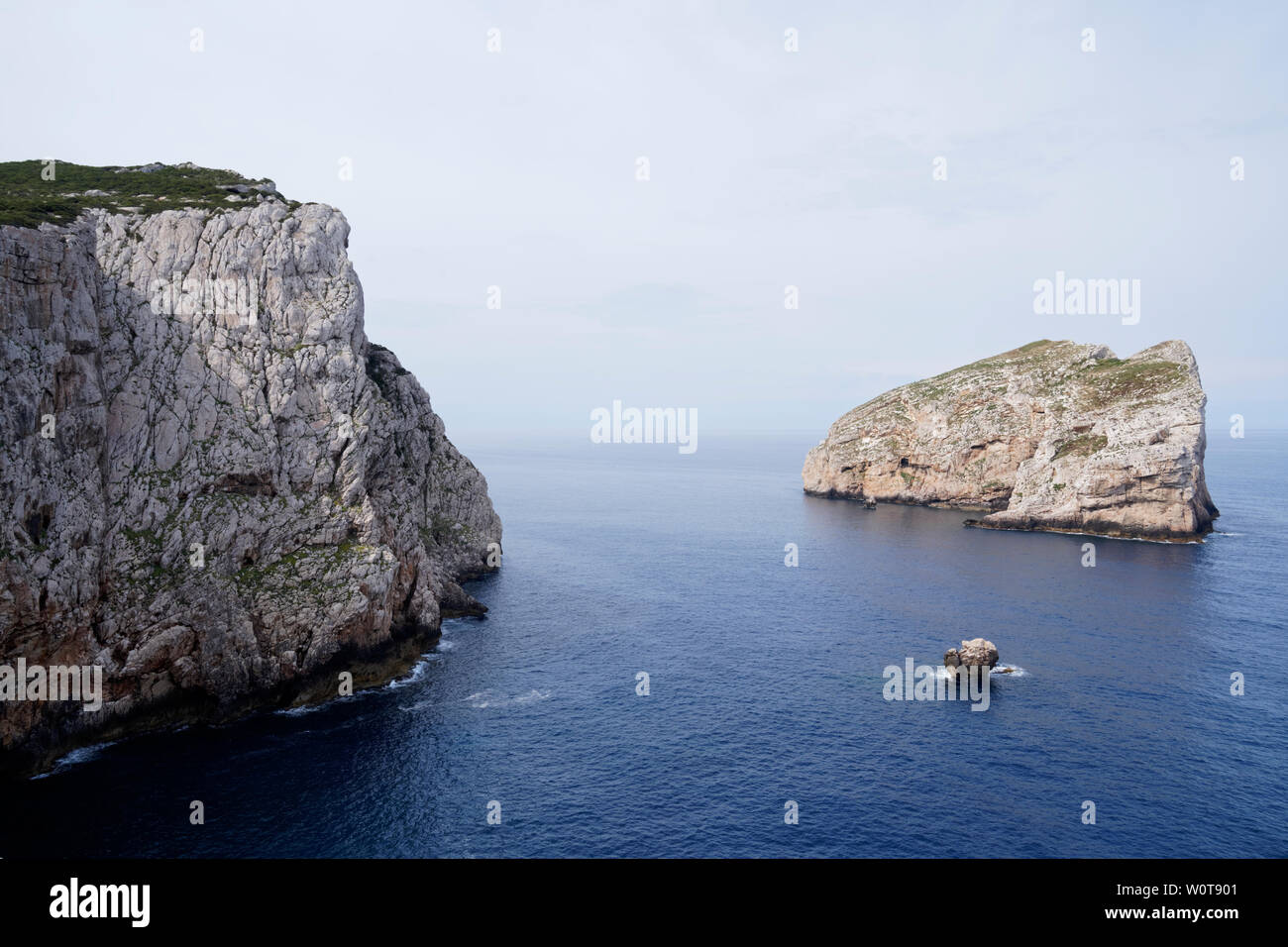 Capo Caccia, Foradada Insel. Imposante weiße Kalkstein mit Felsen 182 Meter Höhe, in Sardinien/Korsika, Italien Stockfoto