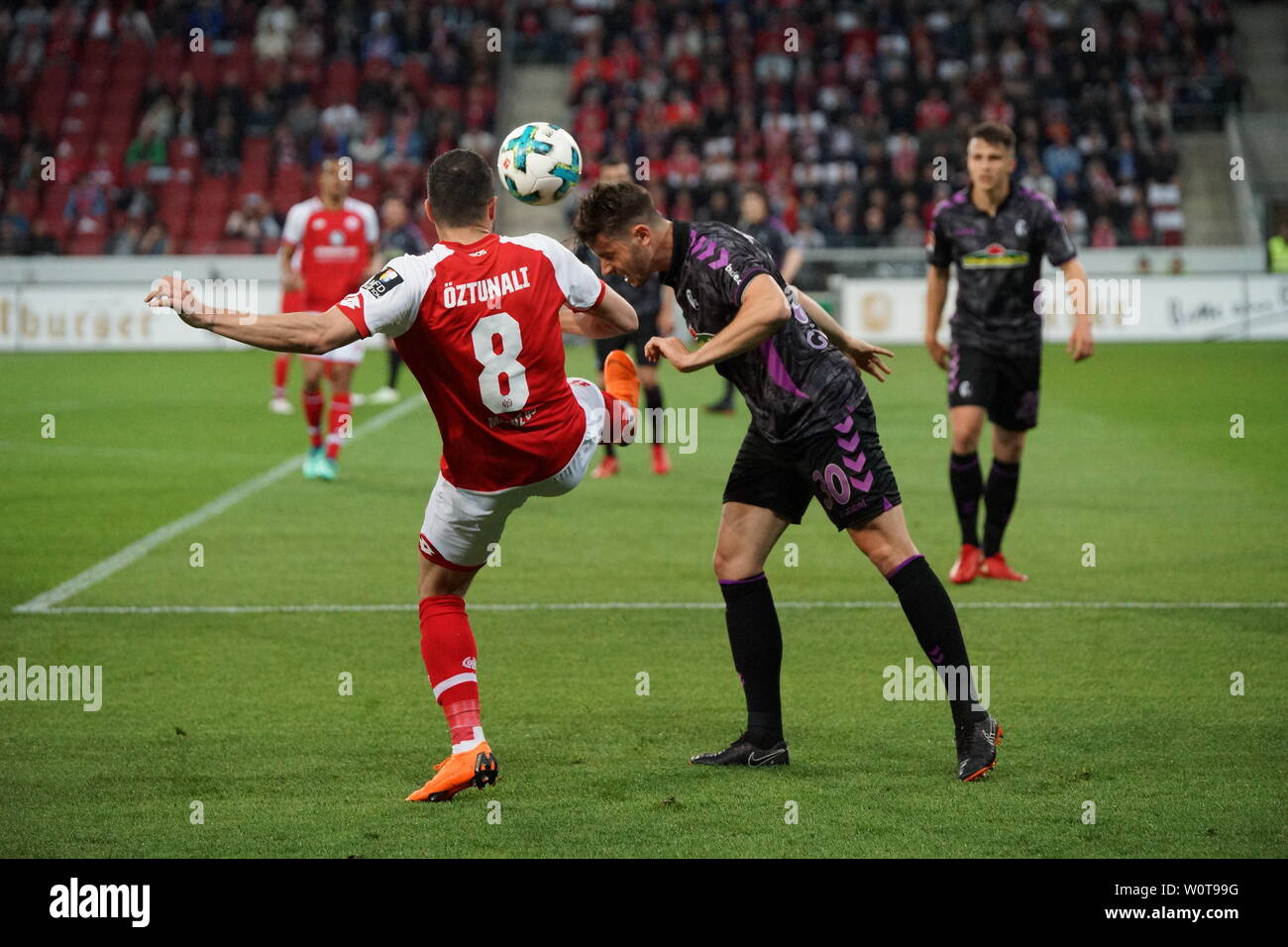 Fuss hoch oder Kopf unten: v. li. im Zweikampf Öztunali, Levin (FSV Mainz 05) vs Christian Günter (Freiburg), 1. BL: 17-18-30. Spieltag - Mainz 05 vs SC Freiburg Stockfoto