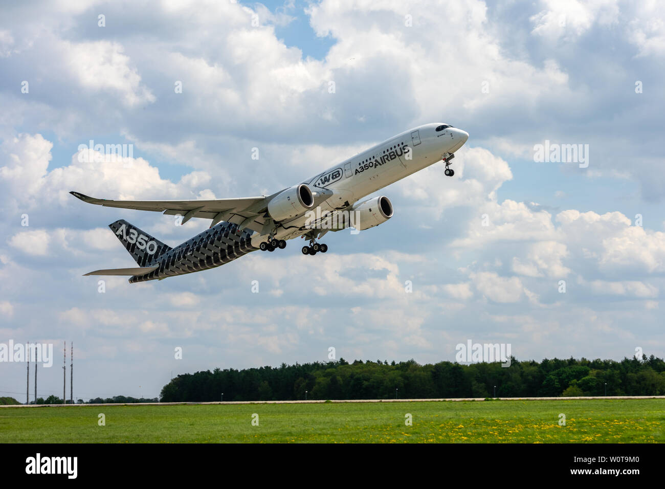 BERLIN, DEUTSCHLAND - 27. APRIL 2018: Start der wide-Body Jet Airliner Airbus A350 XWB. Ausstellung die ILA Berlin Air Show 2018 Stockfoto