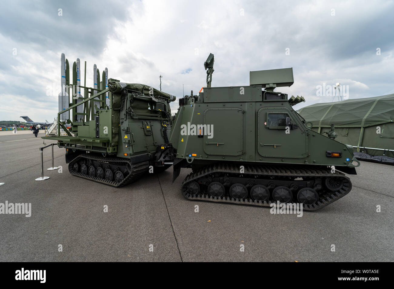 BERLIN, DEUTSCHLAND - 25 April 2018: IRIS-T SLS Aussetzstation mit Befehl und Fire-control system der Firma Diehl Defence. Ausstellung die ILA Berlin Air Show 2018 Stockfoto