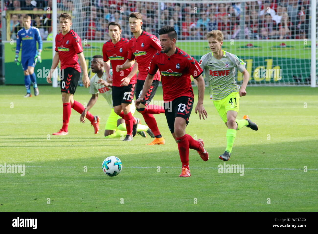 Marco Terrazzino Marco Terrazino (Freiburg) mit Kugel, 1. BL: 17-18 - 32. Spieltag - SC Freiburg vs 1. FC Koeln Stockfoto