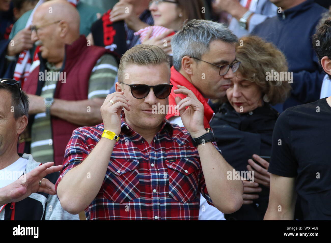 Der Ex-Spieler des SC Freiburg, Tobias Willi auf der Tribüne, 1. BL: 17-18 - 32. Spieltag - SC Freiburg vs 1. FC Koeln Stockfoto