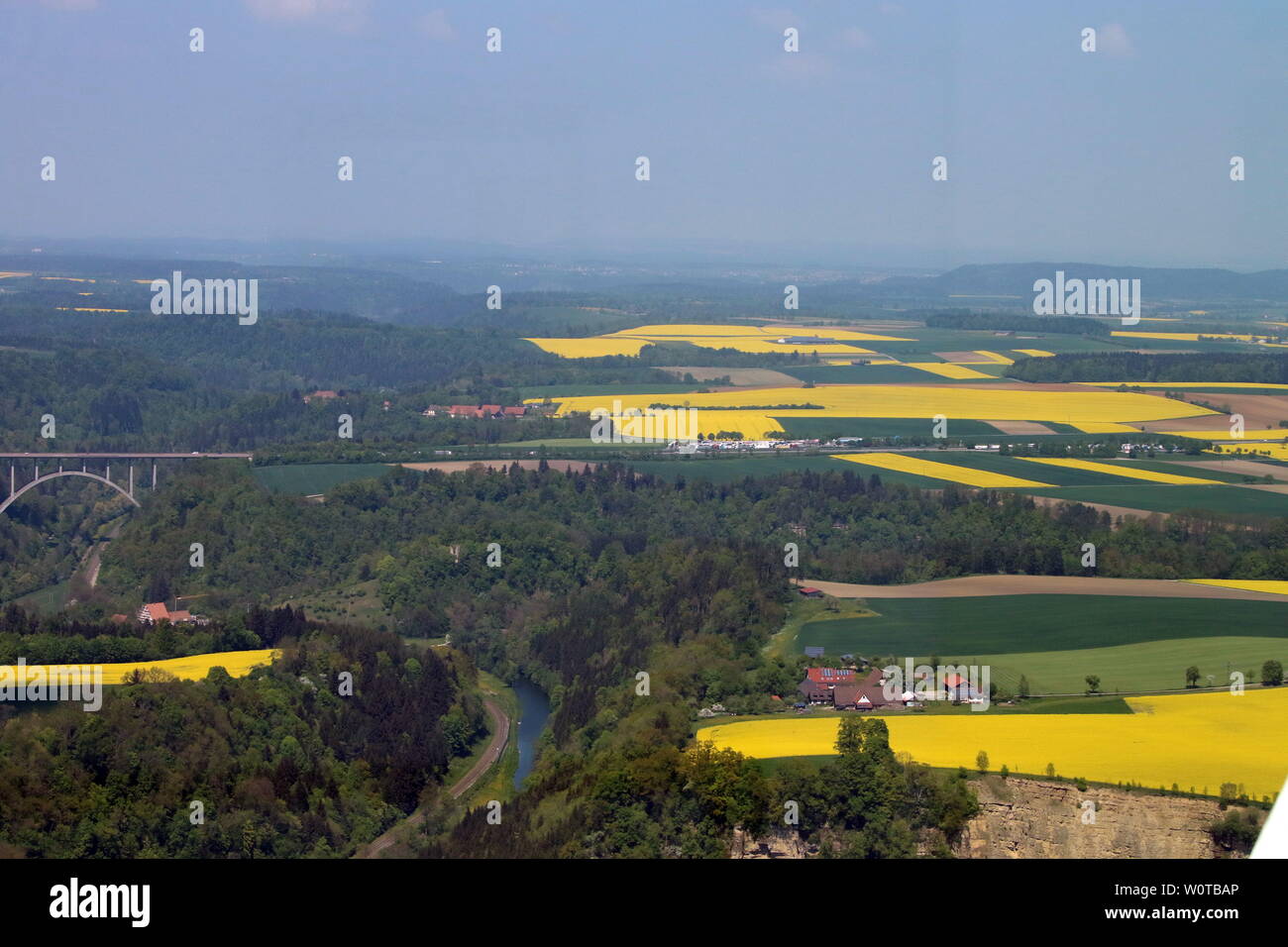 Frühling im Neckartal in Rottweil: gelbe Rapsfelder Language mit saftig grünen Wiesen - beobachtet vom Thyssenkrupp Testturm Rottweil Stockfoto