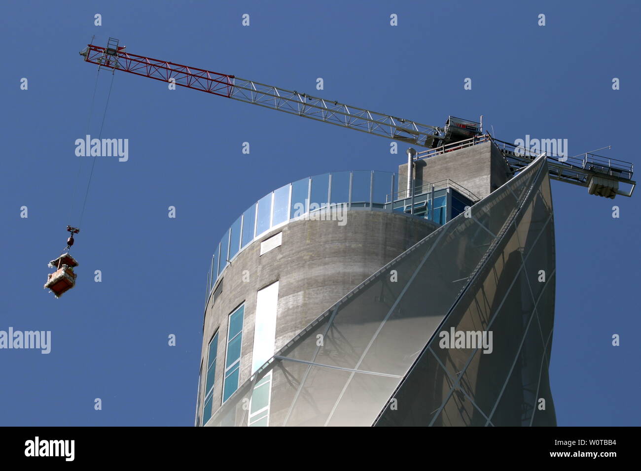 Baukran im Einsatz mit dem Thyssenkrupp Testturm in Rottweil Stockfoto