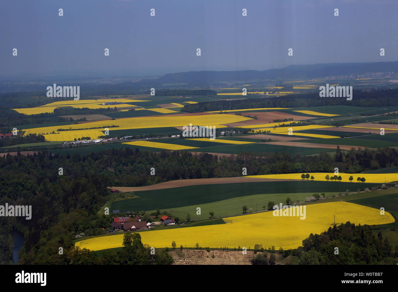 Frühling im Neckartal in Rottweil: gelbe Rapsfelder Language mit saftig grünen Wiesen - beobachtet vom Thyssenkrupp Testturm Rottweil Stockfoto